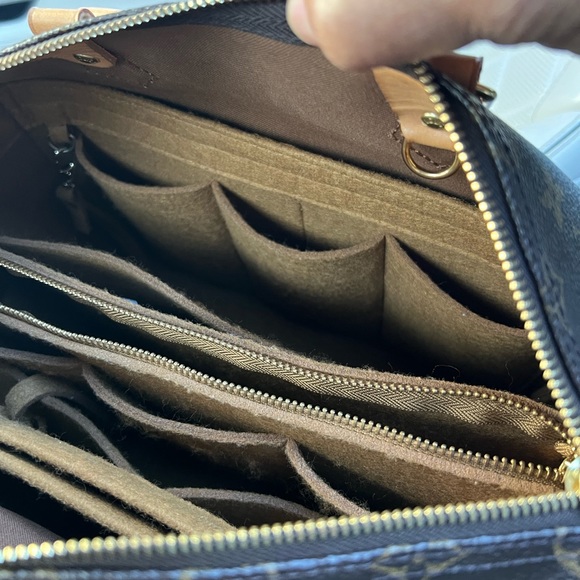 Louis Vuitton Speedy 35 in Monogram - Picture 6 of 17